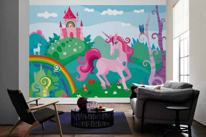 Im Wohnzimmer die Fototapete Einhorn im Märchenland auf einer großen Wand tapeziert. Die Fototapete Einhorn im Märchenland ist als Vlies-Fototapete im Wohnzimmer leicht zu tapezieren.