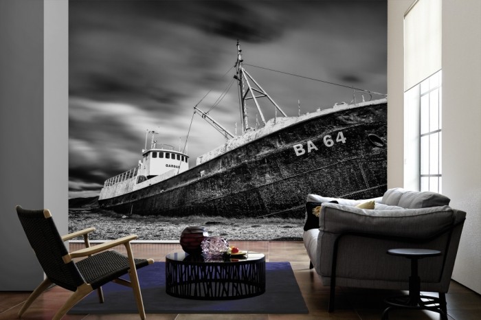 Im Wohnzimmer die Fototapete Schiff Ruine BA 64, schwarz-weiß auf einer großen Wand tapeziert. Die Fototapete Schiff Ruine BA 64, schwarz-weiß ist als Vlies-Fototapete im Wohnzimmer leicht zu tapezieren.