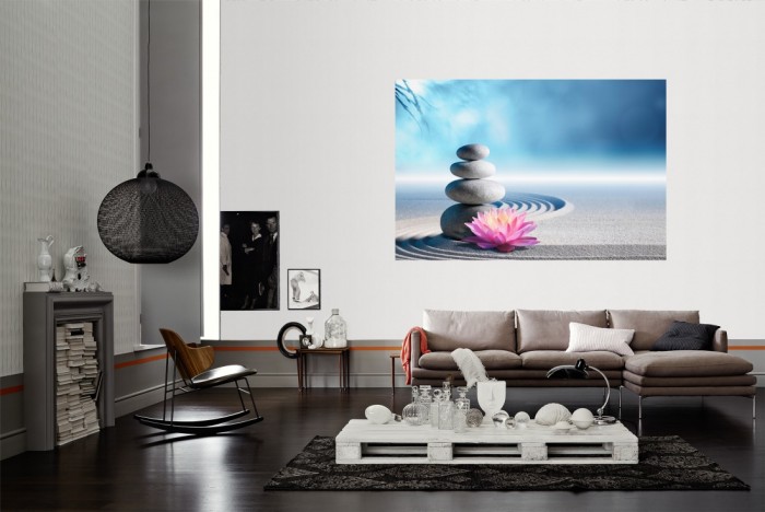 Die Fototapete Wellness, Wellness-Steine und Seerose im Sand als Wandbild im Wohnzimmer. Die Vlies-Fototapete Wellness, Wellness-Steine und Seerose im Sand verschönert als Wandbild Deine Wand.