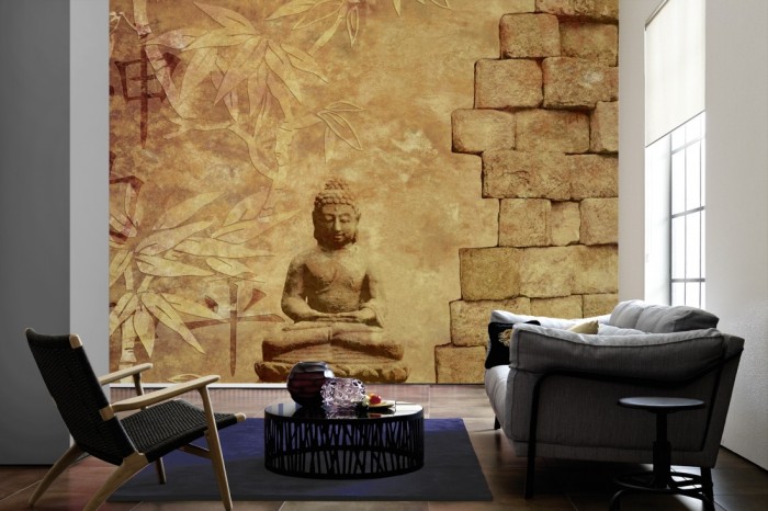 Im Wohnzimmer die Design-Fototapete Stein Wand mit Buddha, Artwork auf einer großen Wand tapeziert. Die Design-Fototapete Stein Wand mit Buddha, Artwork ist als Vlies-Fototapete im Wohnzimmer leicht zu tapezieren.