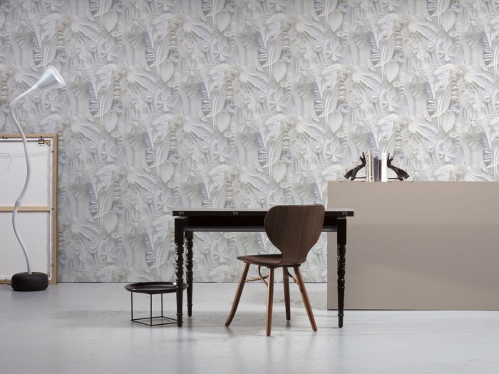 Raumfoto der Designtapete NLXL STB-02 Paper Flowers Wallpaper von Studio Boot