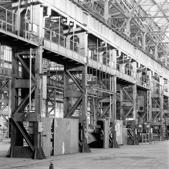 Die Fototapete Industriegebäude, schwarz-weiß, eine Vlies-Fototapete bei Livingwalls Cologne online kaufen. Die Fototapete Industriegebäude, schwarz-weiß ist eine Fototapete auf Maß.