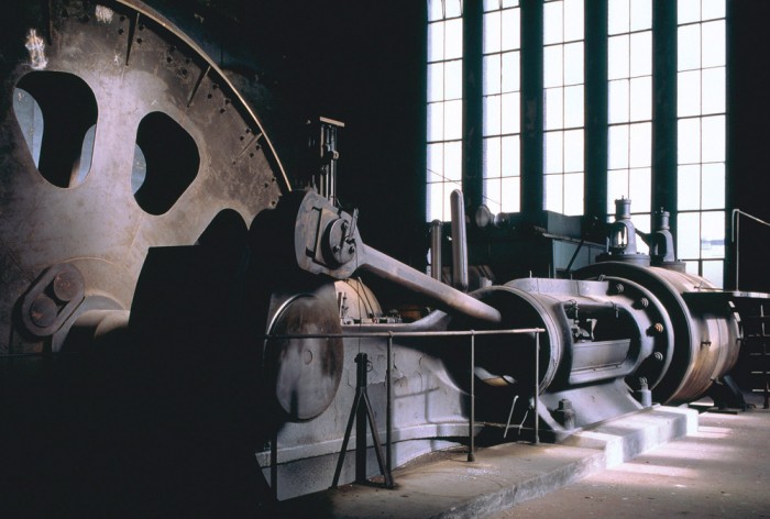 Die Fototapete Alte Dampfmaschine, eine Vlies-Fototapete bei Livingwalls Cologne online kaufen. Die Fototapete Alte Dampfmaschine ist eine Fototapete auf Maß.