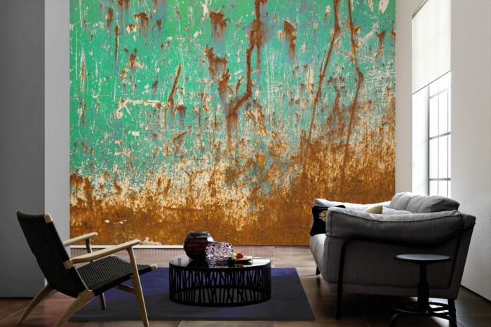 Im Wohnzimmer die Fototapete Rost Wand, altes Schiffswrack auf einer großen Wand tapeziert. Die Fototapete Rost Wand, altes Schiffswrack ist als Vlies-Fototapete im Wohnzimmer leicht zu tapezieren.