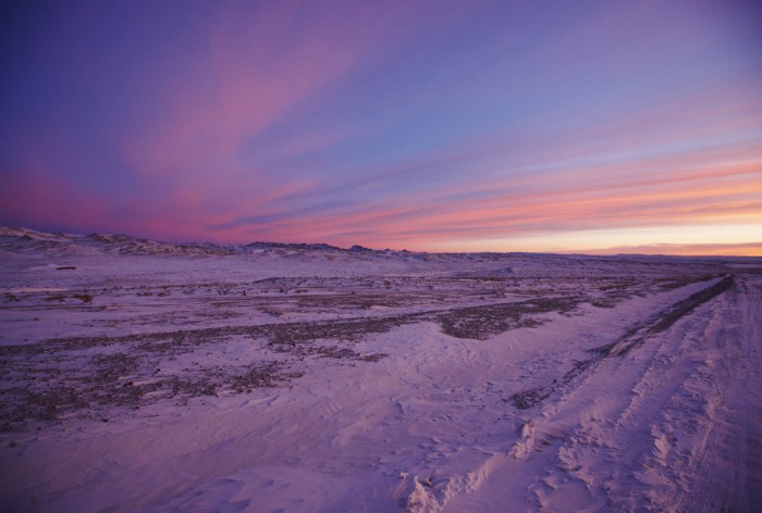 Die Fototapete Schneelandschaft bei Sonnenuntergang, eine Vlies-Fototapete bei Livingwalls Cologne online kaufen. Die Fototapete Schneelandschaft bei Sonnenuntergang ist eine Fototapete auf Maß.