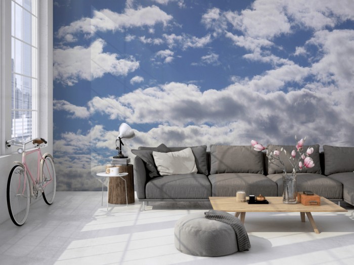 Die Fototapete Wolkenhimmel bei Sonnenschein auf einer großen Wand im Loft tapeziert. Die Fototapete Wolkenhimmel bei Sonnenschein wird individuell auf Deine Wand angepasst.