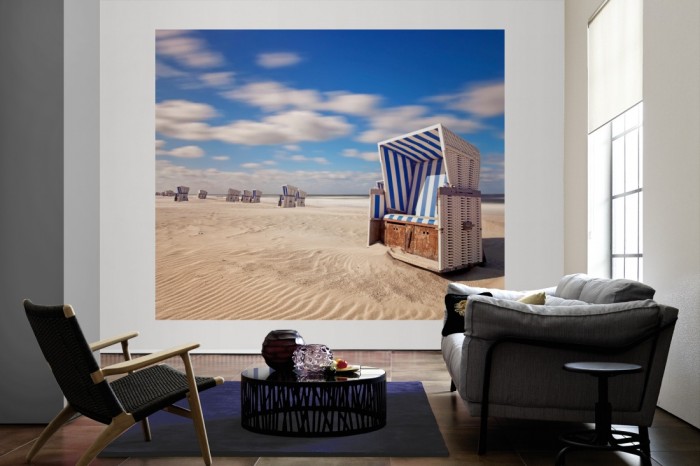 Die Fototapete Strand und Strandkörbe von Sylt als große Bildtapete im Wohnzimmer. Als Bildtapete ist die Fototapete Strand und Strandkörbe von Sylt ein besonderes Highlight auf Vliestapete.