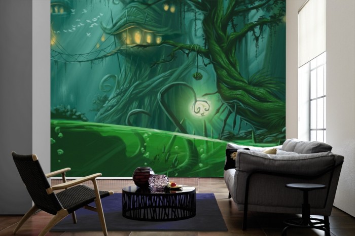 Im Wohnzimmer die Fototapete Märchenwald mit Baumhäusern auf einer großen Wand tapeziert. Die Fototapete Märchenwald mit Baumhäusern ist als Vlies-Fototapete im Wohnzimmer leicht zu tapezieren.