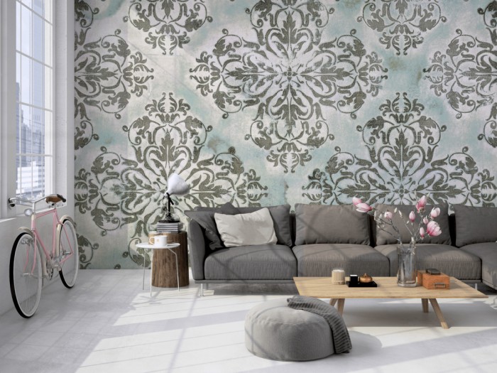 Die Designtapete Barock Ornament, Vintage Türkis-Patina auf einer großen Wand im Loft tapeziert. Die Designtapete Barock Ornament, Vintage Türkis-Patina wird individuell auf Deine Wand angepasst.