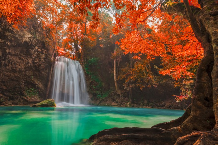 Die Fototapete Wasserfall im Herbst, Erawan Park, Thailand, eine Vlies-Fototapete bei Livingwalls Cologne online kaufen. Die Fototapete Wasserfall im Herbst, Erawan Park, Thailand ist eine Fototapete auf Maß.