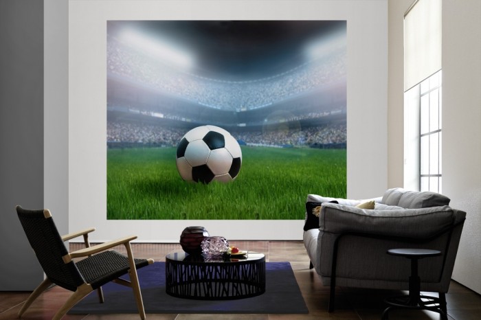 Die Fototapete Fussball im Stadion als große Bildtapete im Wohnzimmer. Als Bildtapete ist die Fototapete Fussball im Stadion ein besonderes Highlight auf Vliestapete.
