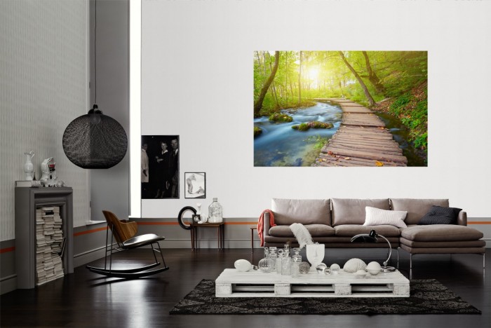 Die Fototapete Holzsteg im Wald als Wandbild im Wohnzimmer. Die Vlies-Fototapete Holzsteg im Wald verschönert als Wandbild Deine Wand.