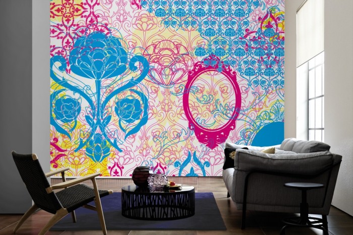 Im Wohnzimmer die Designer-Fototapete Chamäleon-Effekt Barock auf einer großen Wand tapeziert. Die Designer-Fototapete Chamäleon-Effekt Barock ist als Vlies-Fototapete im Wohnzimmer leicht zu tapezieren.