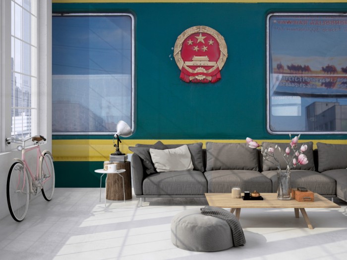 Die Fototapete Chinesischer Waggon auf einer großen Wand im Loft tapeziert. Die Fototapete Chinesischer Waggon wird individuell auf Deine Wand angepasst.